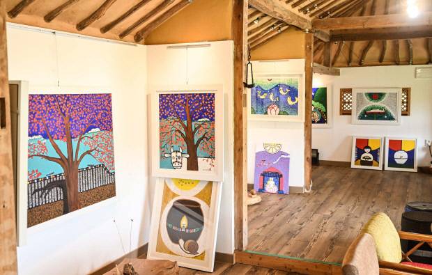 성백미술관 전시실에 걸린 이주영 관장의 작품들. 주로 태몽을 주제로 오방색을 이용해 그림을 그리고 있다.