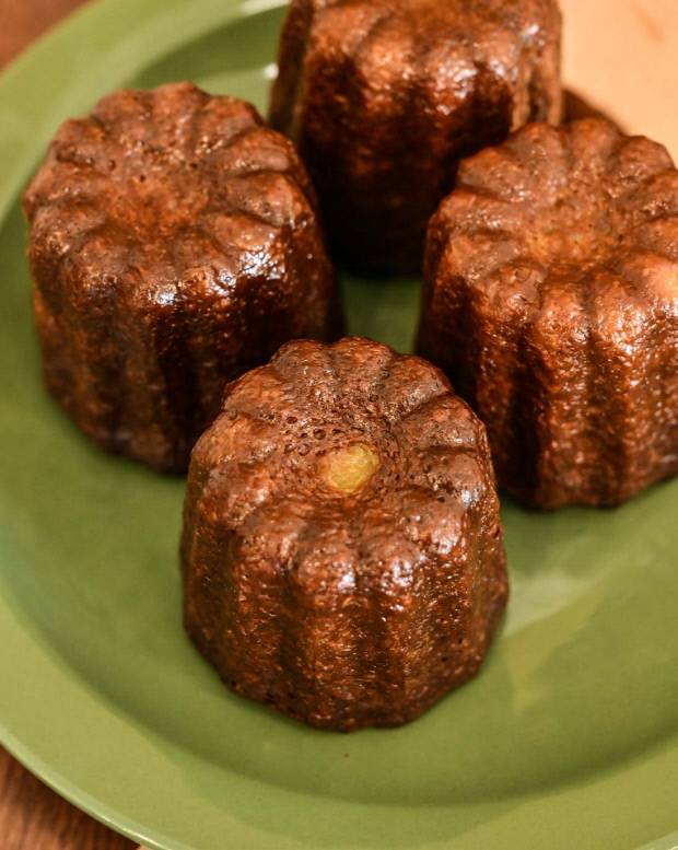 농장에서 직접 재배한 모링가를 넣어 만든 디저트 ‘모링가 까눌레’.