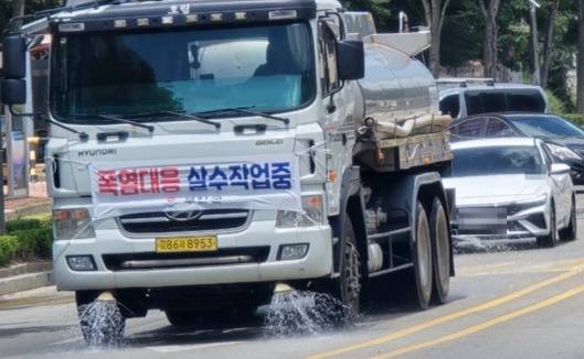 연일 계속되는 폭염 속에 부안 시가지 주요 도로에서 살수차가 도로의 온도를 낮추기 위해 살포작업을 하고 있다. / 부안군 제공