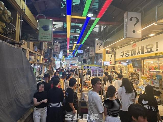 전주 남부시장 야시장이 많은 관광객들로 북적이고 있다. /김경수 기자