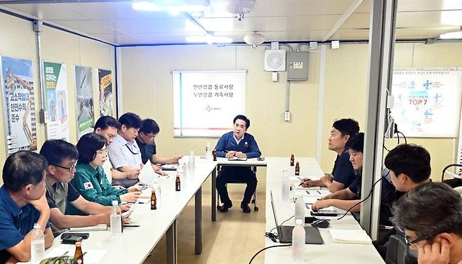 울주군 삼남읍 후평마을 상수관 파손과 관련해 지난 11일 김영철 울주군의회 의원 주재로 마을주민들과 시공사가 협의를 진행했다.