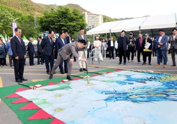 지난 5월 열린 하동야생차문화축제 개막식에서 하승철 군수가 퍼포먼스를 선보이고 있다.