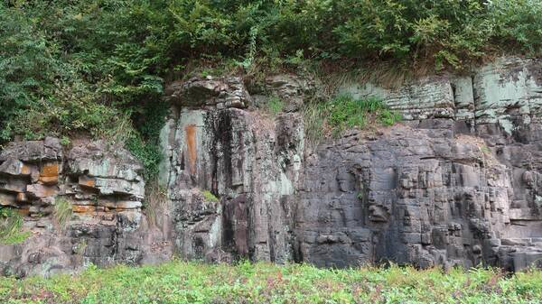 이병철 생가 터 뒤편 바위. /김석환