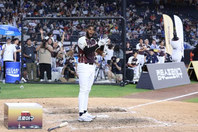 삼성 라이온즈의 르윈 디아즈가 11일 대전 한화생명볼파크에서 열린 프로야구 올스타전 홈런 더비에서 우승을 확정한 직후 박수를 치며 기뻐하고 있다. 삼성 제공