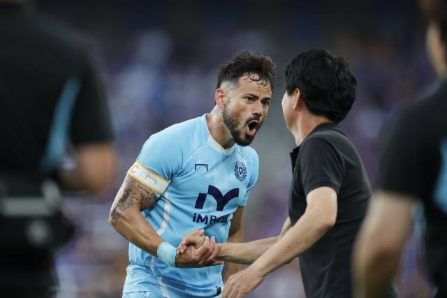 12일 울산 HD와의 원정 경기에서 득점에 성공한 세징야(왼쪽)가 김병수 감독과 기쁨을 나누고 있다. 한국프로축구연맹 제공