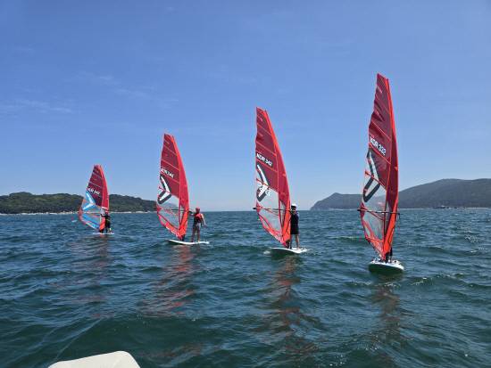 2025 요트 국가대표 후보팀이 거제시 일운면 지세포만 일대에서 오는 17일까지 하계 강화 훈련에 돌입했다. 사진=거제해양관광개발공사