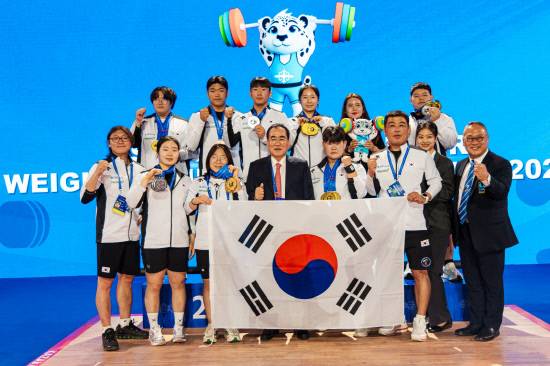 2025아시아주니어유소년역도선수권에서 메달을 딴 한국 대표팀 모든 선수(8명)들이 메달을 목에 걸고 최성용 대한역도연맹 회장, 전효영 감독 등과 함께 기념촬영을 하고 있다. 사진=전효영 감독