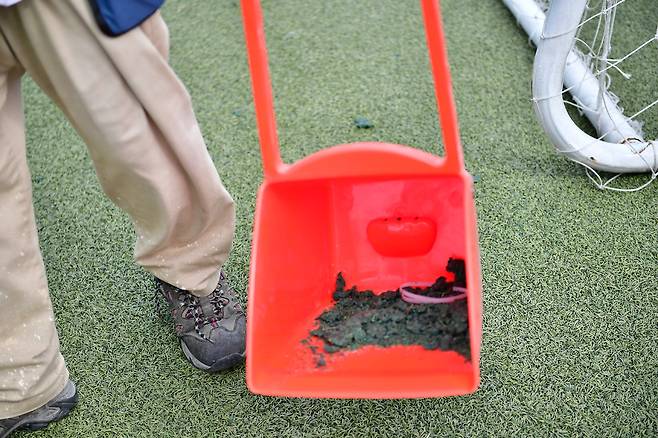 경주 황성 축구공원 4 구장에 인조 잔디 충전재가 더위에 녹아 덩어리로 뭉쳐진 채 운동장 곳곳에 뒹굴고 있다. /독자 제공