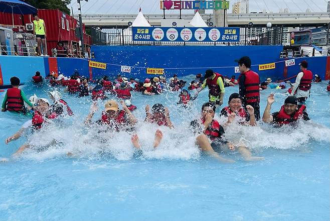 13일 오전 대구 중구 신천물놀이장을 찾은 시민들이 물놀이하며 더위를 식히고 있다. /황인무기자