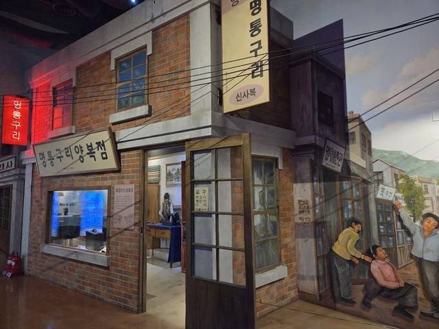 대구 맞춤 양복점으로 유명세를 타던 명통구리 신사복 전문점도 향촌문화관에서 재현된 모습으로 만날 수 있다. 권예인 인턴