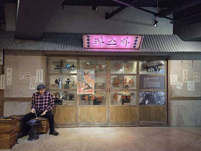 향촌동 일대는 일제강점기와 6.25를 거치면서 주요 관공서를 비롯해 다방, 술집 등 유흥가와 숙박시설이 들어서면서 대구의 번화가가 되었다. '카스바'도 그 중의 하나이다. 권예인 인턴