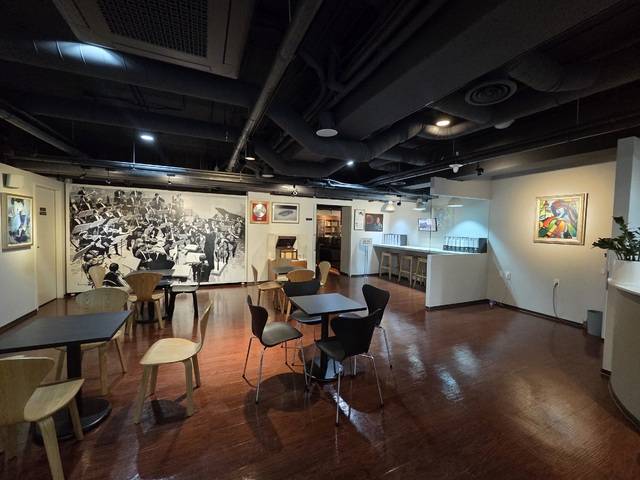 해방 전후, 6.25 전후 수많은 예술인들이 대구 향촌동으로 모여들었다. 50~60여년 된 향촌동의 인문학적 향기를 품고 있는 대구 향촌문화관에는 여전히 문학과 예술 그리고 낭만과 풍류를 즐기려는 이들이 찾아들고 있다. 권예인 인턴