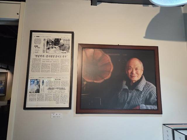 녹향을 만들고, 평생을 바친 이창수 선생과 녹향의 상징 축음기 그리고 이창수 관련 기사가 녹향 벽면에 붙어 있다. 권예인 인턴