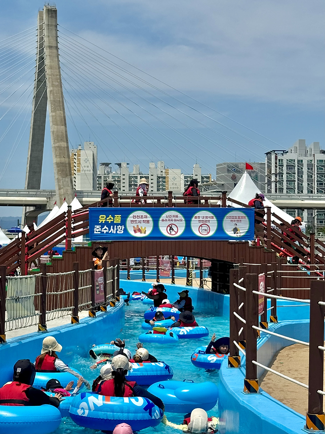 12일 오후 대구 신천물놀이장에서 시민들이 유수풀장을 이용하고 있다. 박영민 기자.
