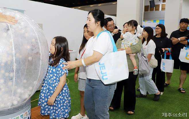 지난 11일부터 13일까지 이어진 '제7회 농촌융복합산업 제주국제박람회 – 푸파페 제주'가&nbsp;3일 내내 수천 명의 인파 속에 성황리에 개최됐다.&nbsp;ⓒ제주의소리