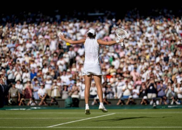 이가 시비옹테크가 윔블던 테니스 선수권 대회 여자 단식에서 생애 첫 우승을 차지하며 테니스 역사에 또 다른 이정표를 세웠다(사진=윔블던 SNS)