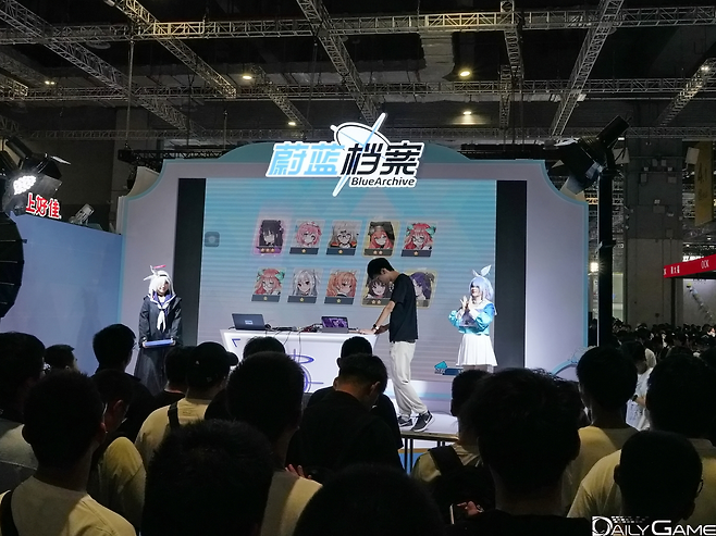 캐릭터 뽑기 이벤트는 자신의 운을 시험하려는 관람객들로 긴 줄이 이어졌다.