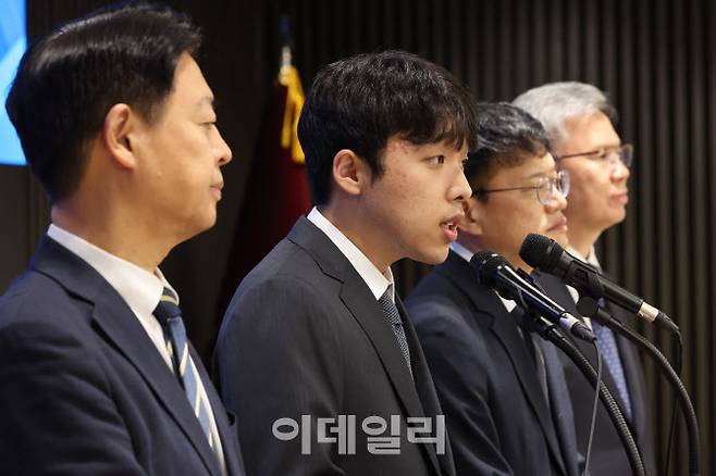 이선우 대한의과대학·의학전문대학원학생회 비상대책위원장이 12일 오후 서울 용산구 대한의사협회에서 의과대학 교육 정상화를 위한 공동 입장 발표를 하고 있다.(사진=뉴시스)