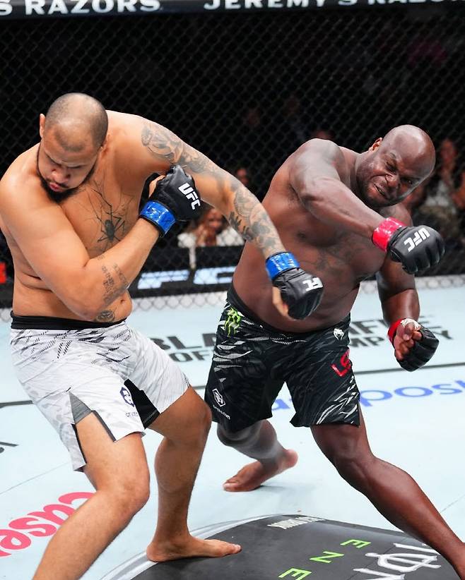데릭 루이스(오른쪽)가 탈리송 테세이라에게 강력한 펀치를 적중시키고 있다. 사진=UFC