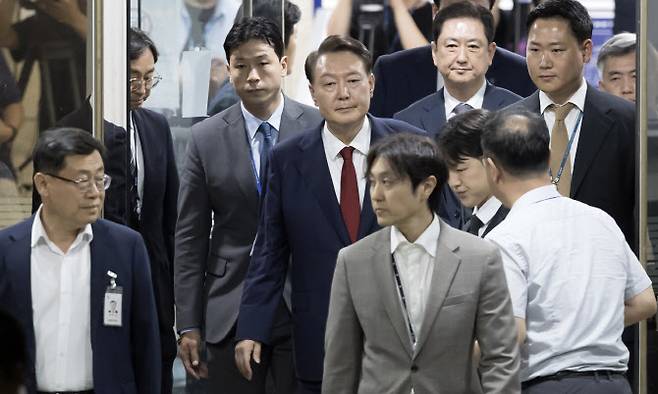 윤석열 전 대통령이 9일 서울 서초구 서울중앙지법에서 열린 직권남용 등 혐의 영장실질심사(구속 전 피의자 심문)를 마친 뒤 대기 장소인 서울구치소로 이동하기 위해 법원을 나서고 있다. (사진=뉴시스)