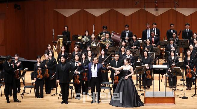 KG필하모닉오케스트라 두 번째 정기연주회 ‘월드클래스 성악가 시리즈 2025 K-오페라 갈라’가 12일 서울 서초구 예술의전당 콘서트홀에서 열렸다. 지휘자 서희태, 바리톤 김기훈, 테너 김재형, 소프라노 박소영이 커튼콜을 하고 있다. (사진=노진환 기자)