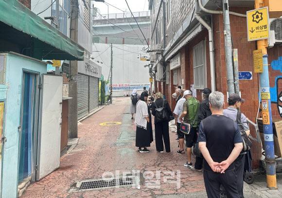 10일 서울 영등포구 요셉의원의 진료를 받기 위해 환자들이 길게 줄을 서고 있다. (사진=박원주 수습기자)