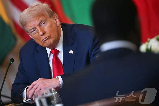 도널드 트럼프 미국 대통령이 9일(현지시간) 워싱턴DC 백악관 국빈 식당에서 세네갈, 라이베리아, 기니비사우, 모리타니, 가봉 등 아프리카 5개국 정상과의 오찬 회담에서 세네갈 정상의 발언을 듣고 있다. 2025.07.09 ⓒ AFP=뉴스1 ⓒ News1 류정민 특파원
