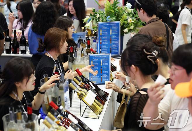 26일 서울 강남구 코엑스에서 막을 올린 '2025 서울국제주류&와인박람회'에서 방문객들이 와인을 시음하고 있다. 2025.6.26/뉴스1 ⓒ News1 오대일 기자
