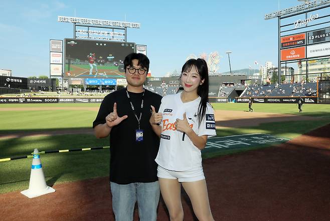 SSG 박슬기 파트너(왼쪽)와 이미래 한화 치어리더 부부.(SSG 랜더스 제공)