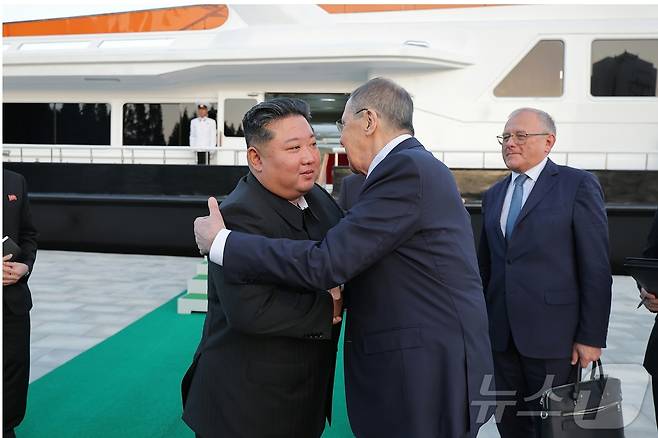 (평양 노동신문=뉴스1) = 북한 노동당 기관지 노동신문은 13일 김정은 노동당 총비서가 전날 북한 원산에서 세르게이 라브로프 러시아 외무장관과 만났다고 전했다. [국내에서만 사용가능. 재배포 금지. DB 금지. For Use Only in theRepublic of Korea. Redistribution Prohibited] rodongphoto@news1.kr