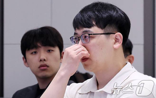 한성존 대한전공의협의회 비상대책위원장(오른쪽)과 이선우 대한의과대학·의학전문대학원학생협회 비대위원장이 13일 서울 용산구 대한의사협회 대강당에서 열린 제1회 전국의사 의료정책 심포지엄을 찾아 주제 발표를 경청하고 있다. 2025.7.13/뉴스1 ⓒ News1 박지혜 기자