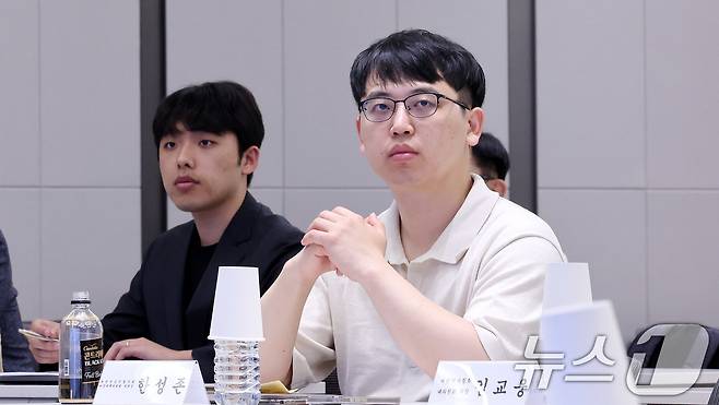 한성존 대한전공의협의회 비상대책위원장(오른쪽)과 이선우 대한의과대학·의학전문대학원학생협회 비대위원장이 13일 서울 용산구 대한의사협회 대강당에서 열린 제1회 전국의사 의료정책 심포지엄을 찾아 주제 발표를 경청하고 있다. 2025.7.13/뉴스1 ⓒ News1 박지혜 기자