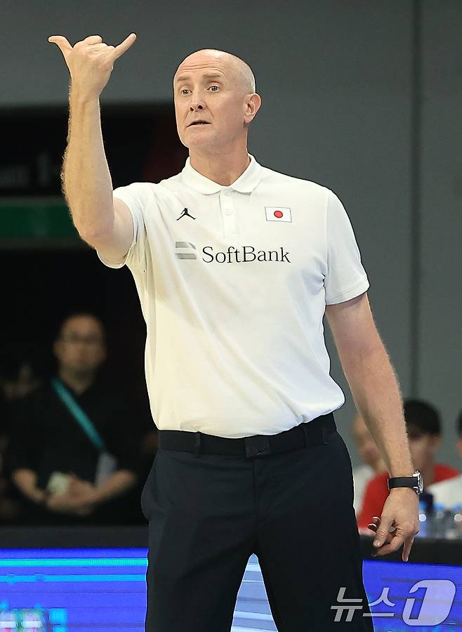 11일 오후 경기도 안양 정관장 체육관에서 열린 하나은행 초청 2025 남자농구 국가대표 평가전 대한민국과 일본의 경기에서 일본 톰 호바스 감독이 작전 지시를 하고 있다. 2025.7.11/뉴스1 ⓒ News1 박정호 기자