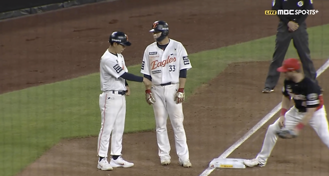 한화 유로결이 10일 대전 한화생명 볼파크에서 열린 2025 KBO리그 KIA전 5회말 김재걸 코치와 이야기를 나누다 견제사를 당하고 있다. 사진 | 티빙 캡처