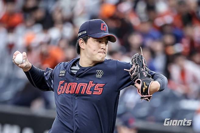 롯데 김원중이 투구에 임하고 있다. 사진 | 롯데 자이언츠