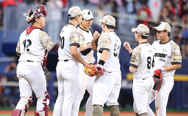 키움 선수들이 서울 고척스카이돔에서 열린 2025 KBO리그 KIA전에서 역전승을 거둔 뒤 승리를 자축하고 있다. 사진 | 연합뉴스