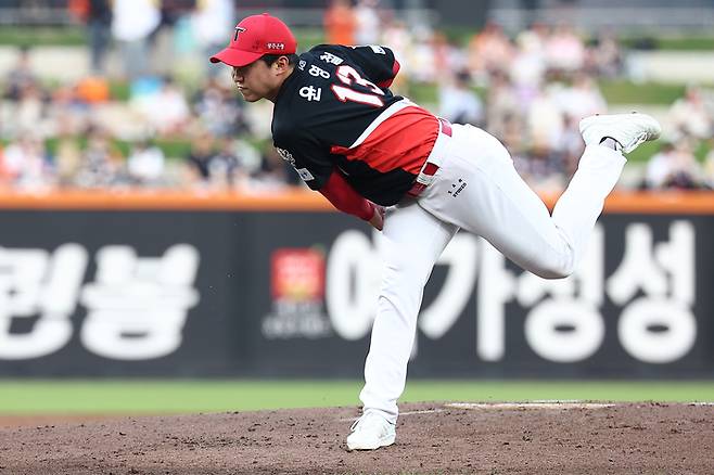 KIA 윤영철이 8일 대전 한화생명 볼파크에서 열린 2025 KBO리그 한화전에 선발 등판해 역투하고 있다. 사진 | 대전=연합뉴스