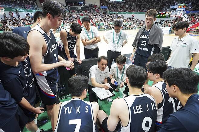 대표팀 안준호 감독이 13일 안양 정관장 아레나에서 열린 2025 남자농구 국가대표 평가전 일본과 2차전에서 작전지시를 하고 있다. 사진 | 대한민국농구협회