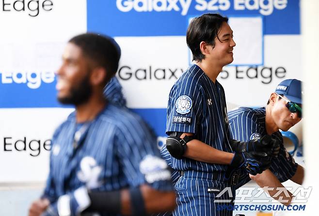 6일 대구 라이온즈파크에서 열린 삼성 라이온즈와 LG 트윈스의 경기. 4회말 삼성 디아즈 솔로포에 구자욱이 기뻐하고 있다. 대구=박재만 기자 pjm@sportschosun.com/2025.07.06/