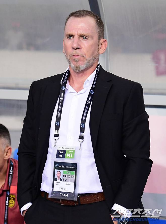 7일 축구대표팀이 용인미르스타디움에서 동아시안컵 중국과 첫 경기를 펼쳤다. 경기를 준비하는 중국 데얀 주르예비치 감독. 용인=송정헌 기자songs@sportschosun.com/2025.07.07/