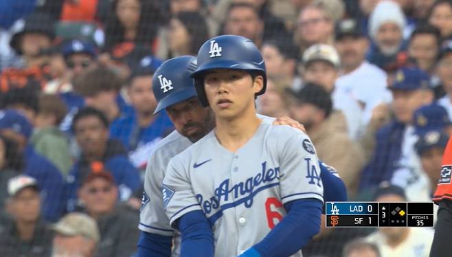 김혜성이 12일(한국시각) 샌프란시스코를 상대로 3회 안타를 치고 나간 뒤 1루코치의 이야기를 듣고 있다. 사진=MLB.TV 캡처