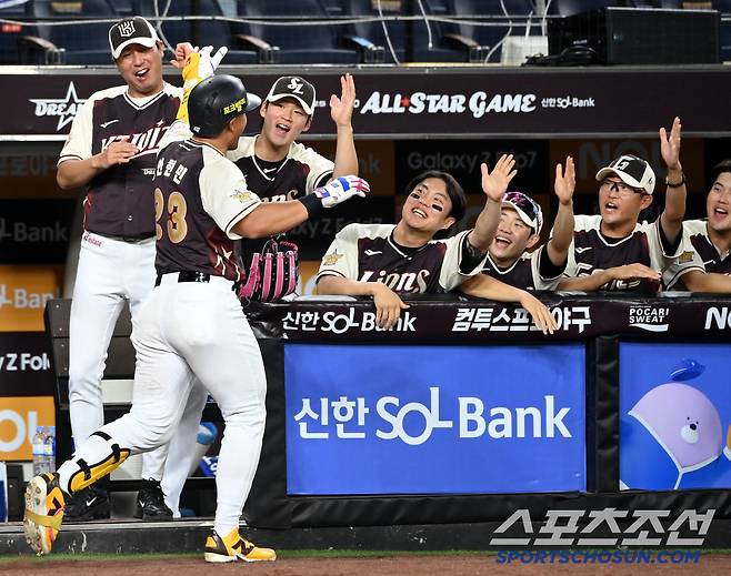 12일 대전 한화생명볼파크에서 열린 2025 KBO 올스타전, 8회초 안현민이 솔로홈런을 치고 기쁨을 나누고 있다. 대전=허상욱 기자wook@sportschosun.com/2025.07.12/