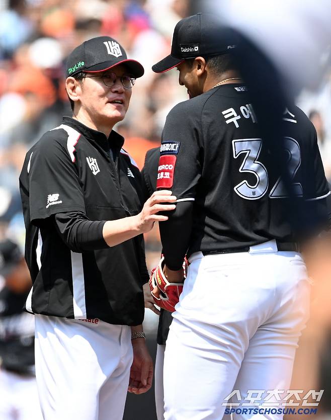 3일 대전 한화생명볼파크에서 열린 KT와 한화의 경기, 1회말 KT 선발투수 쿠에바스가 1실점하며 위기를 맞자  이강철 감독이 마운드에 올라와 이야기를 하고 있다. 대전=허상욱 기자wook@sportschosun.com/2025.06.03/