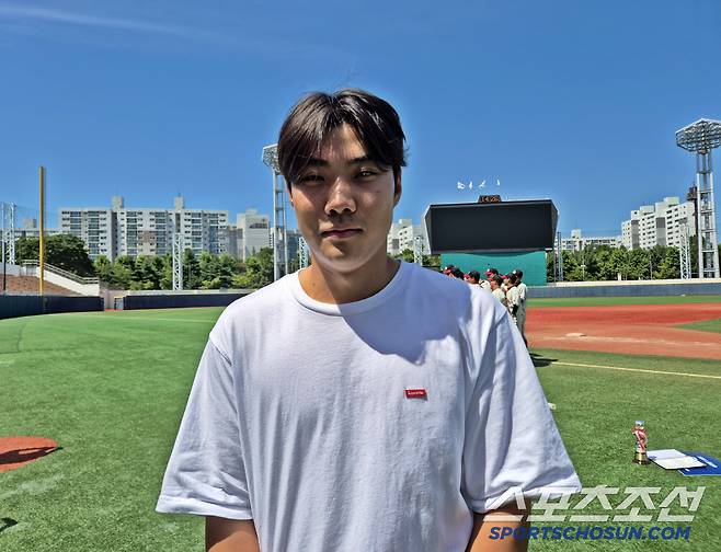 덕수고 후배들을 응원하기 위해 목동을 찾은 두산 베어스 박준순. 목동=김민경 기자