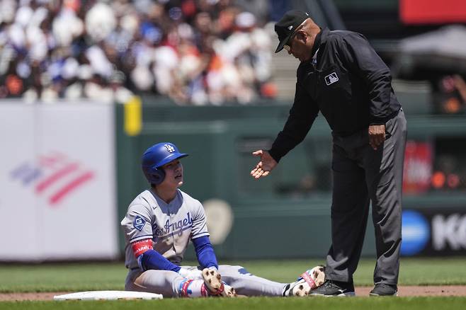천금같은 적시타를 치고 2루에서 아웃되자 아쉬워하는 LA 다저스 김혜성. AP연합뉴스