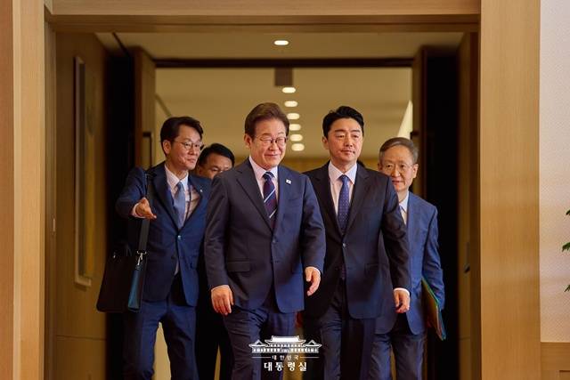 훈식 대통령 비서실장은 "새 정부 1기 내각 추천이 끝났으니, 털어놓는다. 대통령님의 눈이 너무 높다"며 "다만 후보자들이 가진 수많은 빛나는 장점들에 조금 더 집중해 줬으면 하는 욕심도 감히 있다"고 밝혔다. /대통령실