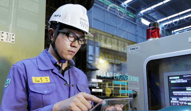 포스코DX 현장 엔지니어가 PLC 시스템을 통해 설비를 모니터링하고 있다 (이미지=포스코DX)