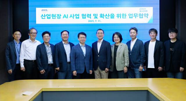 심민석 포스코DX 사장(왼쪽에서 다섯번째)과 함기호 AWS코리아 대표(왼쪽에서 여섯번째)(이미지=포스코DX)