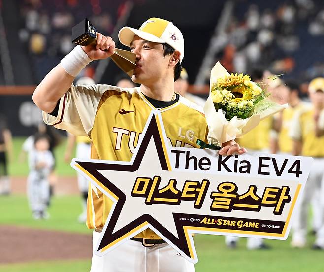12일 대전 한화생명볼파크에서 열린 2025 KBO 올스타전, 미스터 올스타 LG 박동원이 트로피에 키스하고 있다. /허상욱 스포츠조선 기자