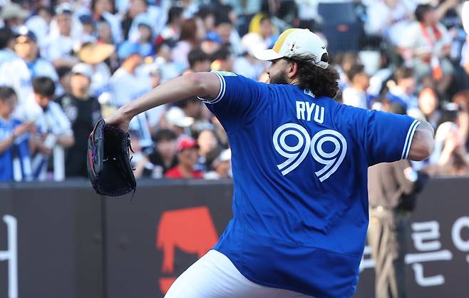 12일 대전 중구 대전한화생명볼파크에서 열린 2025 KBO리그 올스타전 드림 올스타와 나눔 올스타의 경기. 1회초 나눔 선발 투수 폰세(한화)가 류현진 퍼포먼스를 하고 있다. /뉴시스